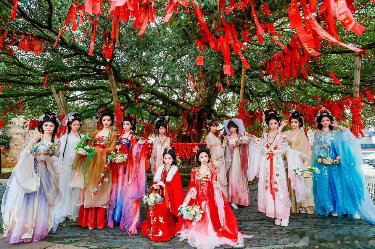 水上英歌不得不说 龙虎山大概真的是 神 仙住的地方吧，简直就是人间仙境。有机会一