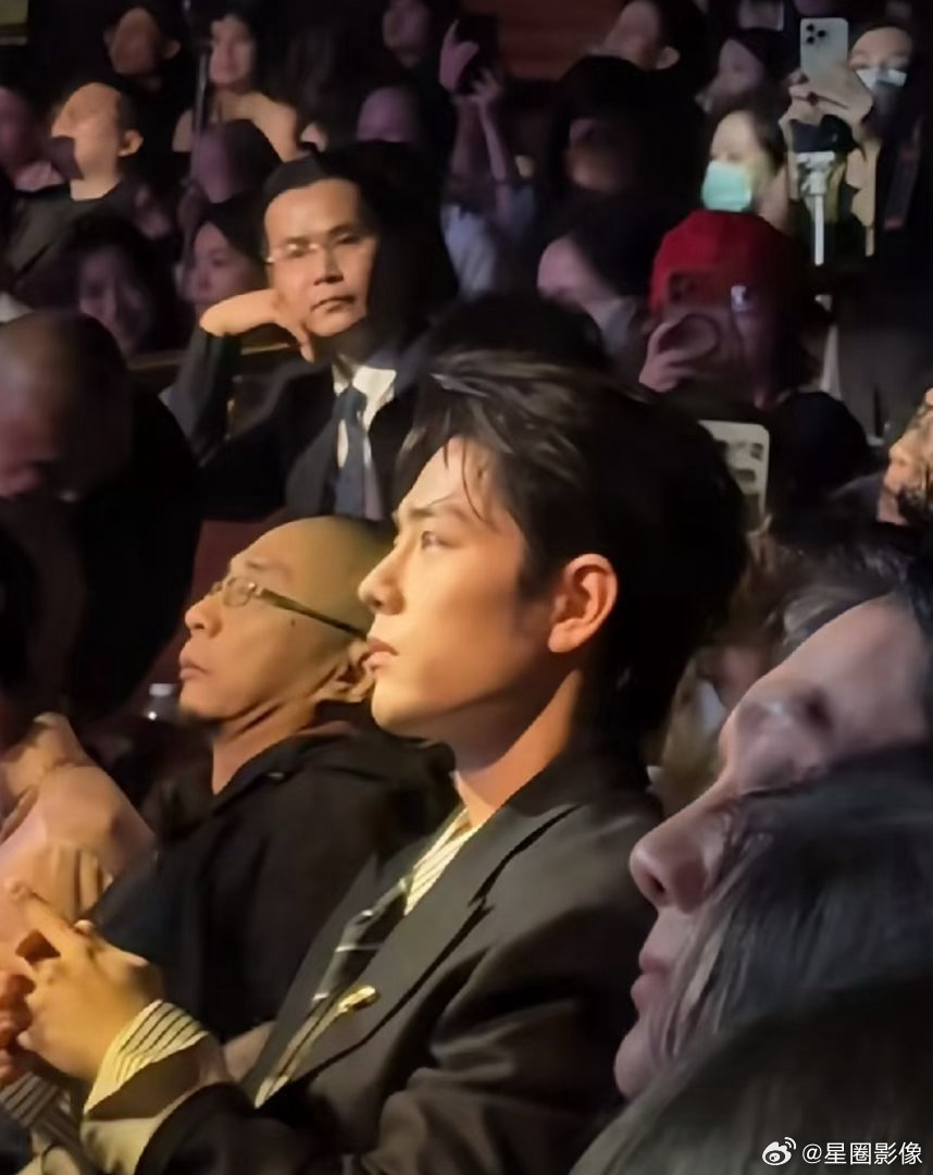 这大哥好好笑。有种“让我看看怎么个事”的感觉 