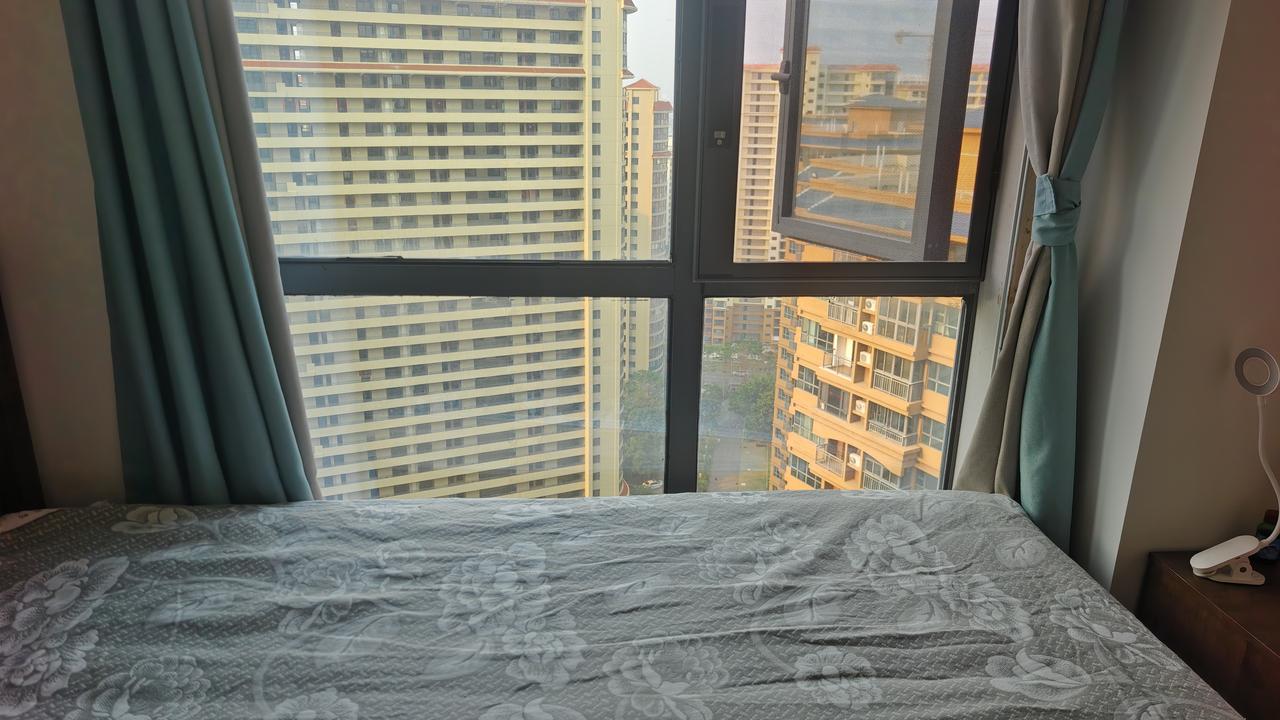 住在海南，最奢侈的事，是睡到半夜冻醒了。没打电扇没开空调，开窗吹进的风太凉，就像