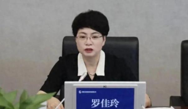 大搞权钱交易！54岁的“铿锵玫瑰”被双开！
 
8月26日，中纪委对外发布通报，