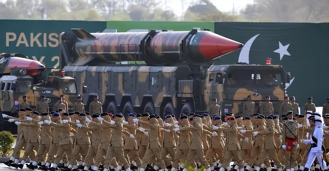 四面压力
说白了，巴基斯坦这一步看着像是经济上的决定，其实更多是安全上的无奈。它