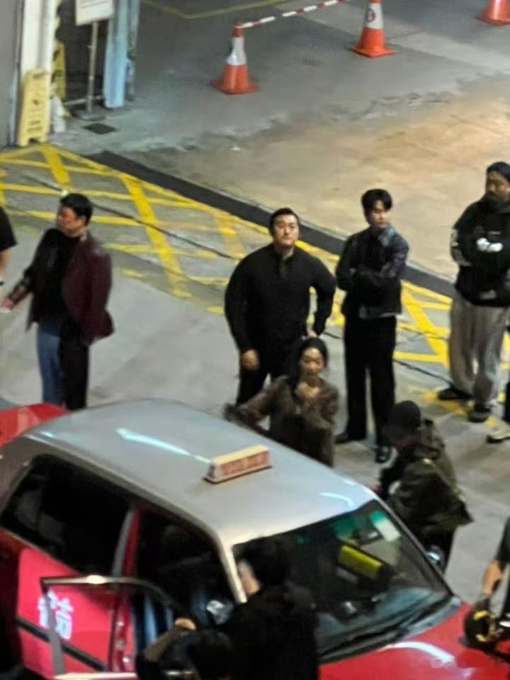 【 金秀贤在香港拍摄新剧 】 偶遇金秀贤香港拍戏 近日，有网友偶遇金秀贤在香港九