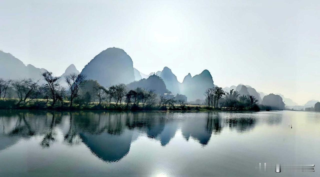 阳朔遇龙河｜把桂林山水拍成水墨大片✨
 
谁懂啊！阳朔遇龙河真的把“山水甲天下”