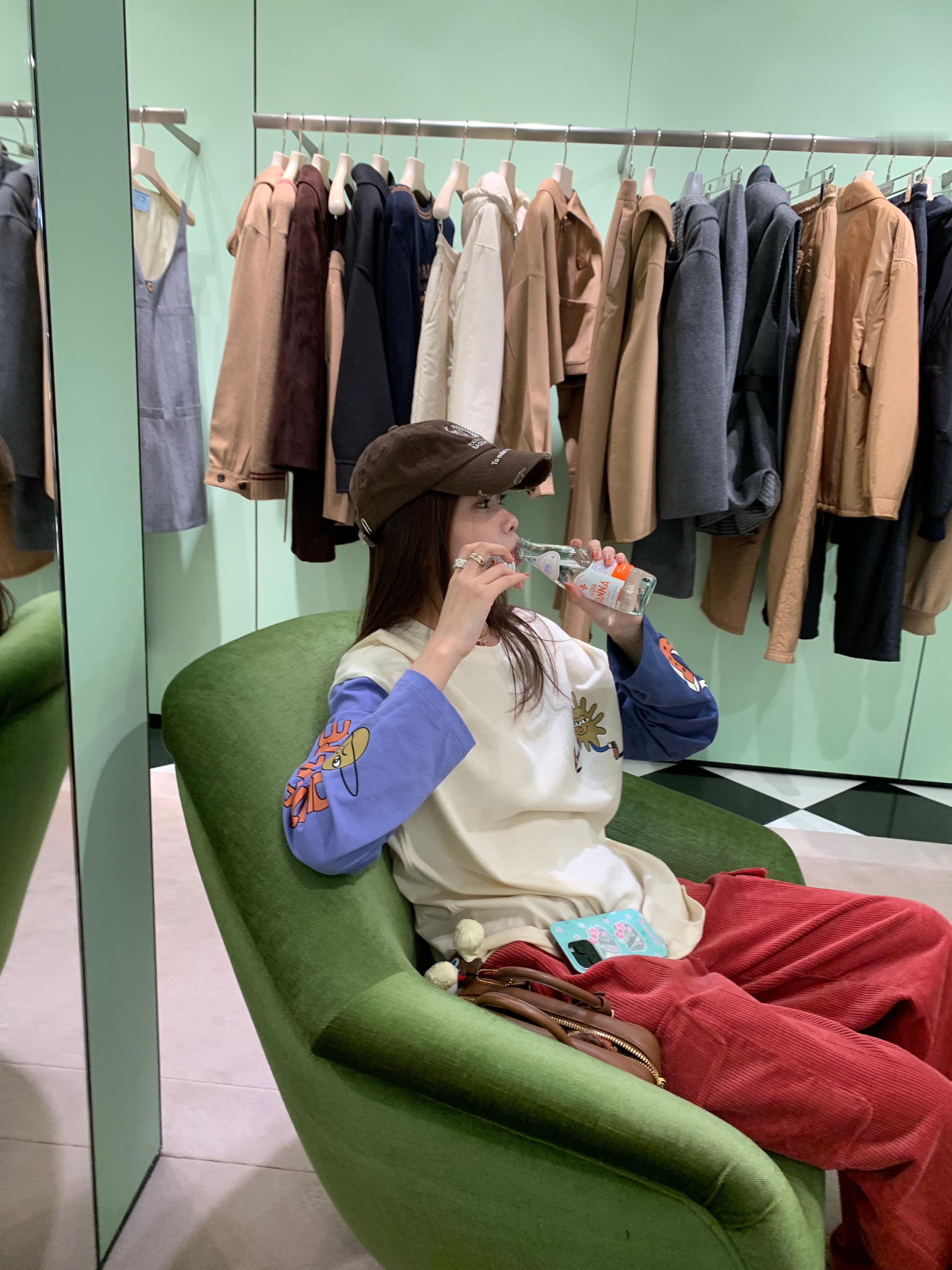 那天感冒就穿了这套出去逛街的 别人夏天我秋天哈哈哈 等到天冷了我还能这么穿 都要