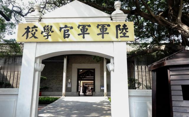 解放战争三年，解放军以摧枯拉朽之势终结国民党统治。大批国军高级将领被俘，当这些昔