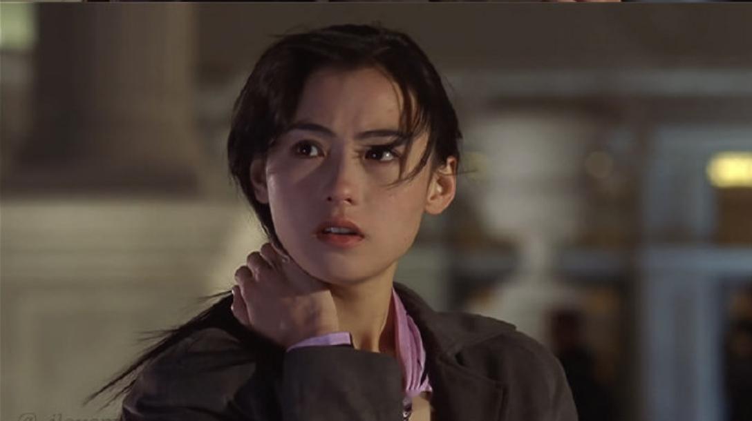 在电影飙车戏份中，通常如果想让别人看不到尾灯，会有几种比较常见的情况。A、氮气喷