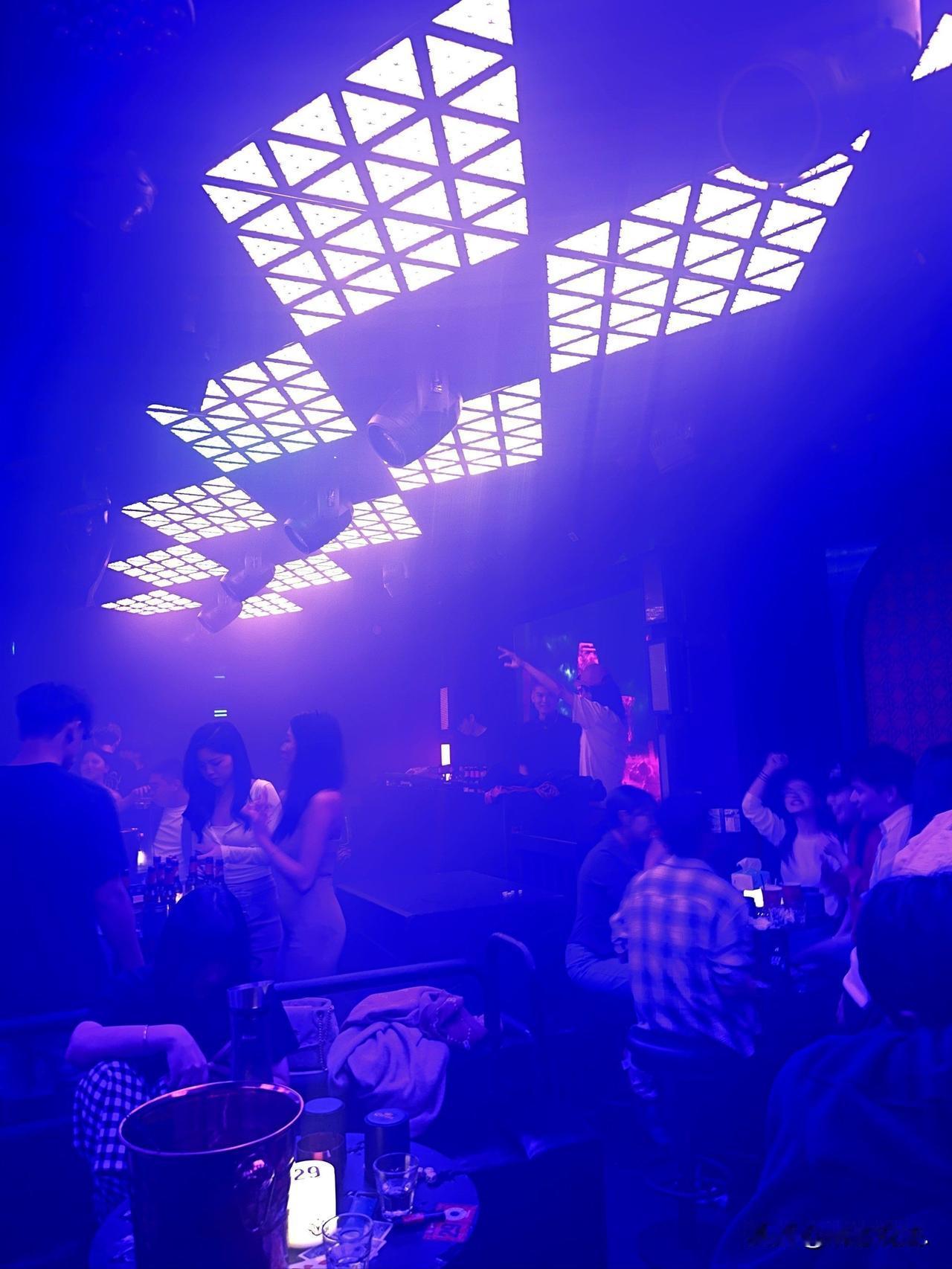 吉林延边，51岁男子在酒吧喝酒，期间，见一女子身材火辣，长得又有几分姿色，便主动