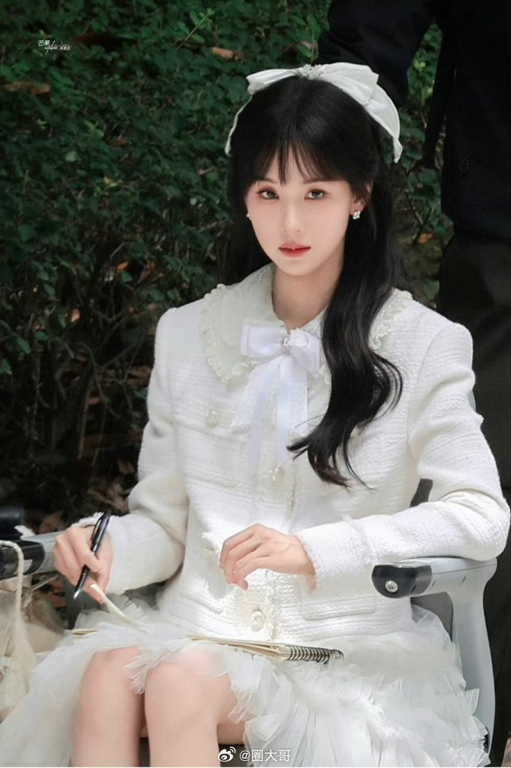 陈都灵玩偶杀青请客喝奶茶 陈都灵玩偶白幼薇杀青 啊啊啊啊啊，又是现偶剧组工作人员