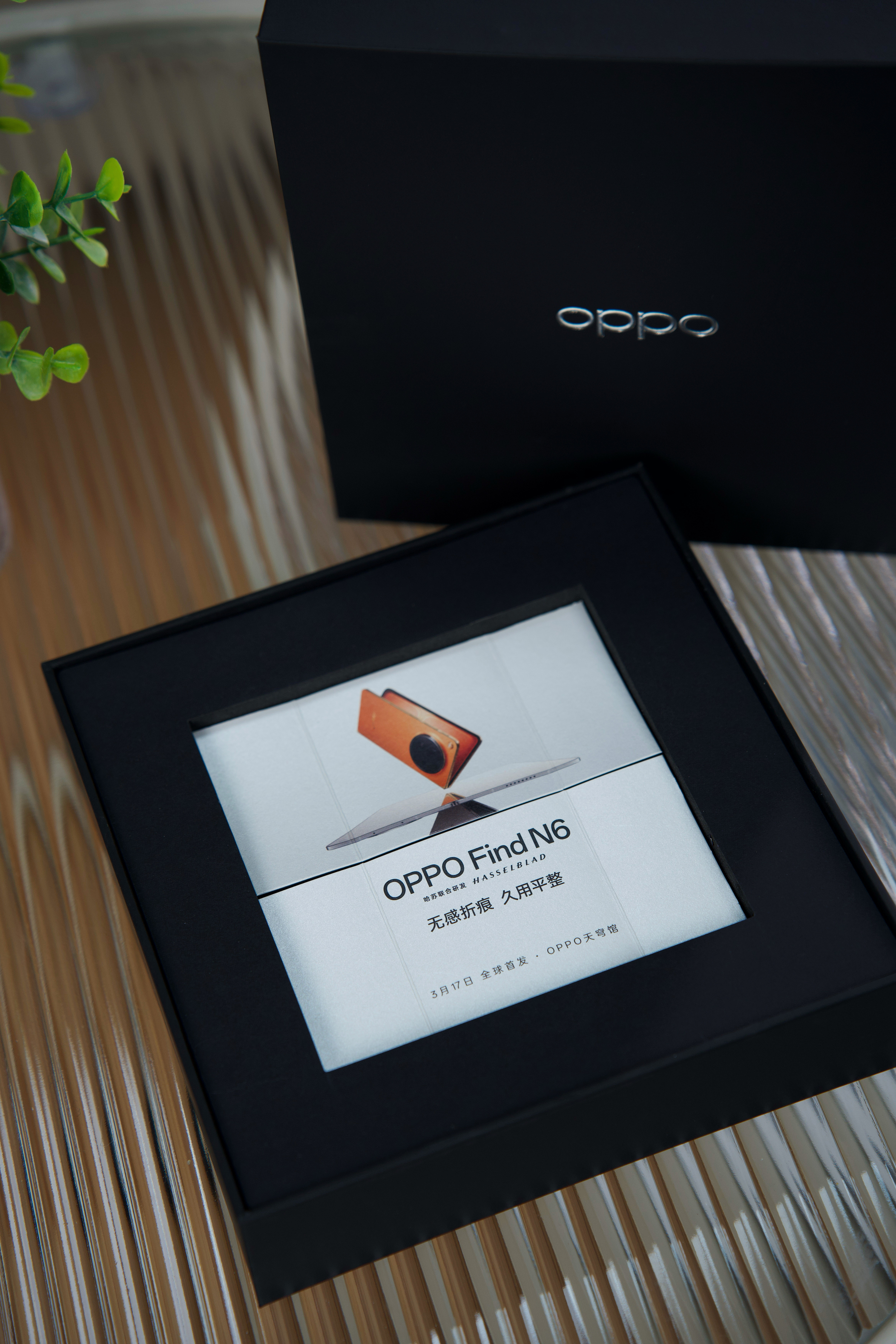 收到OPPO Find N6邀请函~打开里面有个无限折叠卡，折叠卡每翻一次，显示