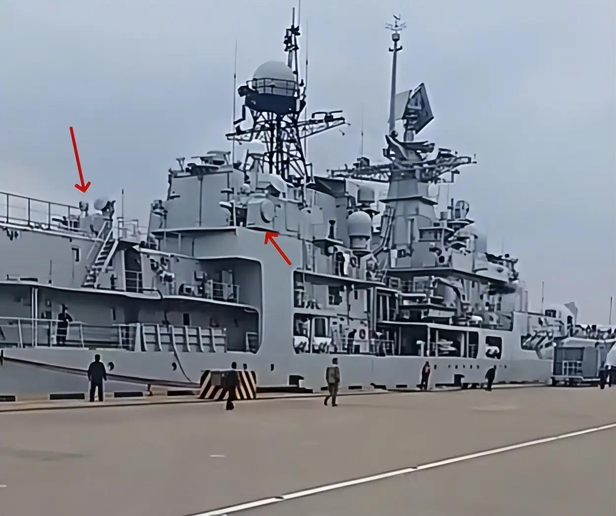 搭载两门1130近防炮，比055驱逐舰还猛！

升级完成后重新归列的现代级138