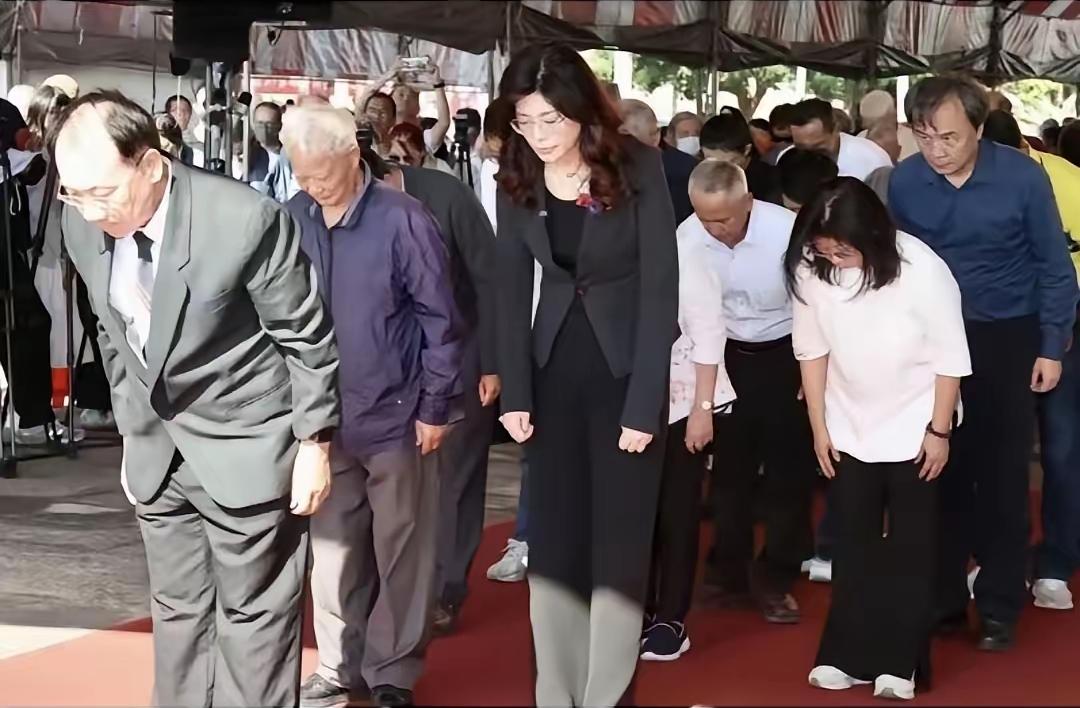 蓝营内讧？
郑丽文拜吴石将军遭蔡正元痛批
 
国民党相关人士郑丽文参拜吴石将军一