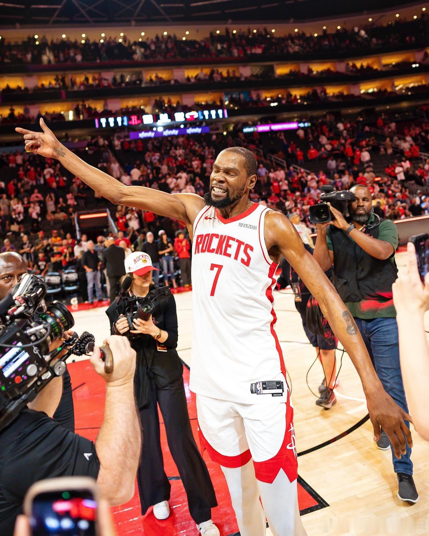 凯文·杜兰特正式入选NBA最佳阵容二阵。· 防守投篮命中率位列第4（42.2%）