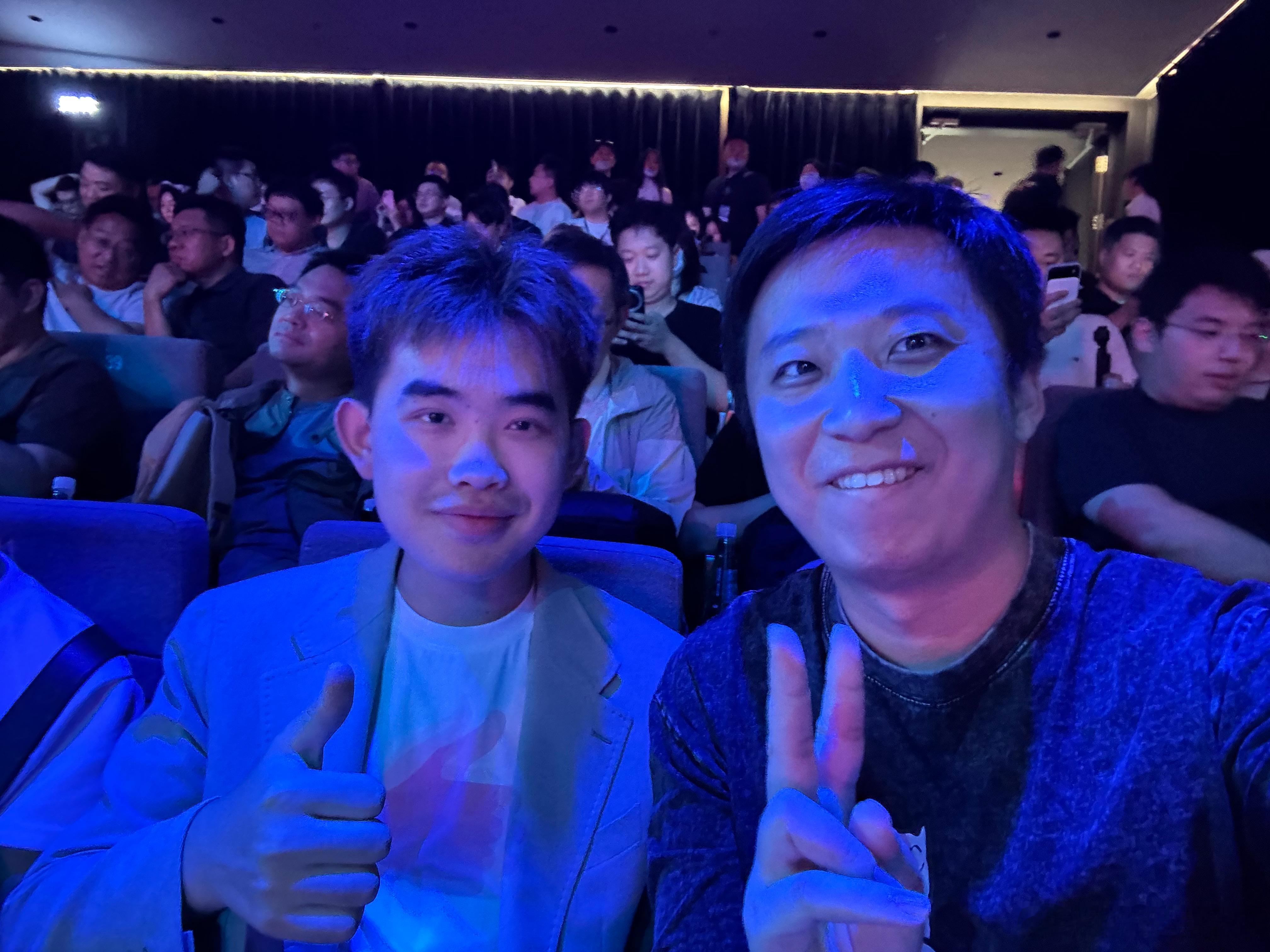 小米澎程技术发布会今晚见灯光有点诡异，但我第三次追星成功。 