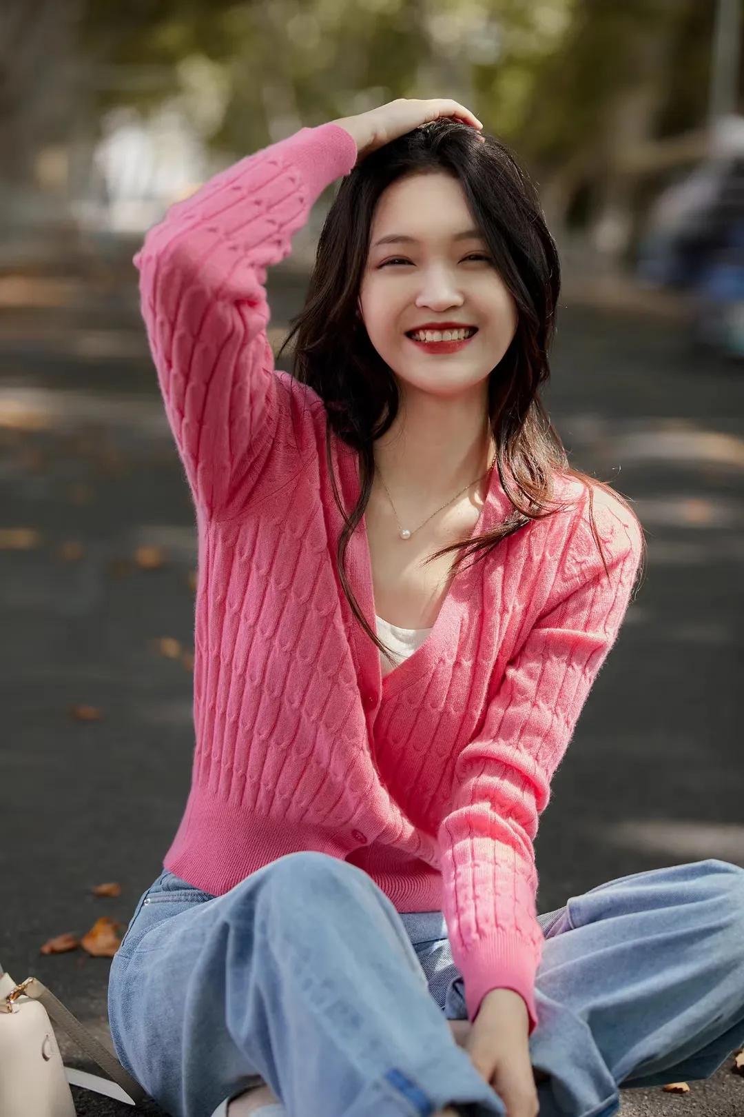 我40出头的年纪，体制内工作，3年前跟一个同龄的同事日久生情，如今依然感情要好。