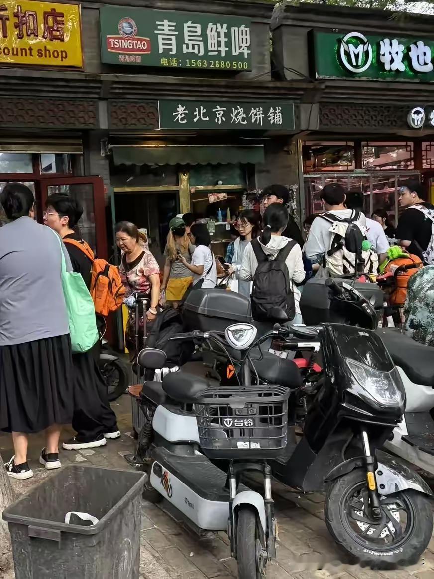 来北京打卡的只配吃这个烧饼，尽管它可能是北京最火的烧饼铺，我这个烧饼爱好者也去买