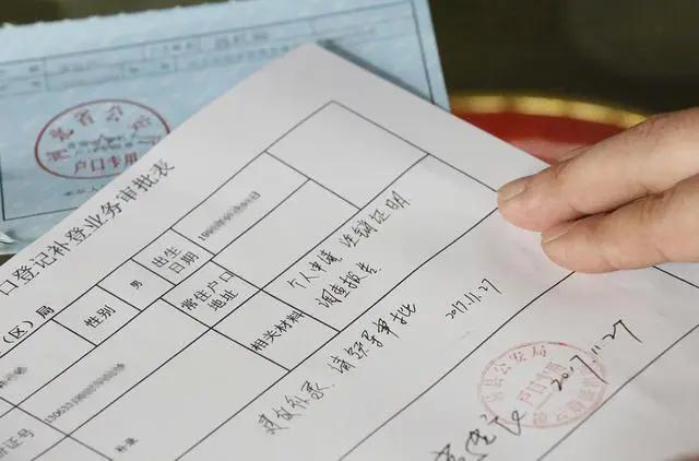 农村老人两项补贴同时领取，每月多一笔零花钱
 
不少农村上了年纪的长辈，每月拿着