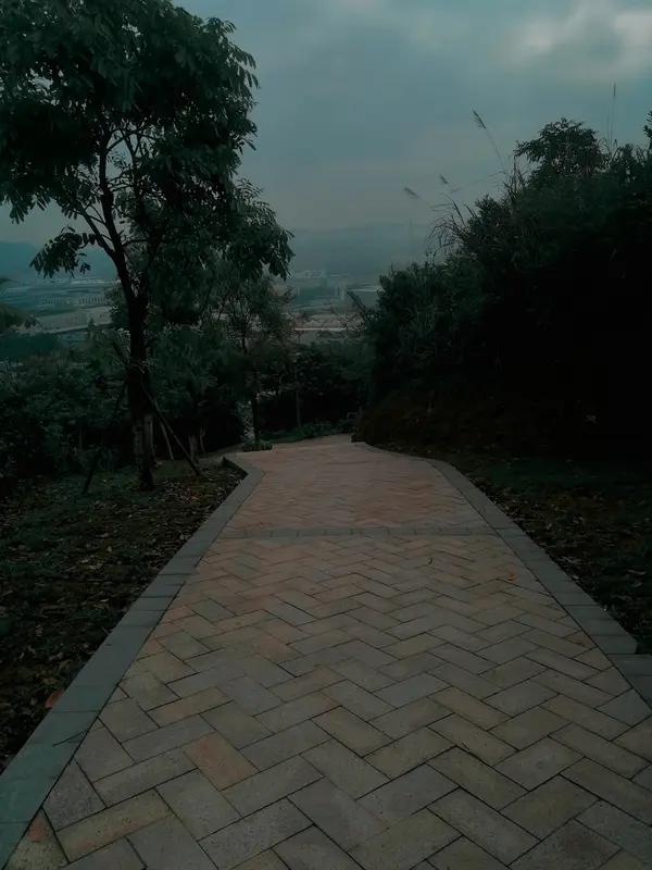 上联：读懂人生冷暖，
下联：看淡世态炎凉。