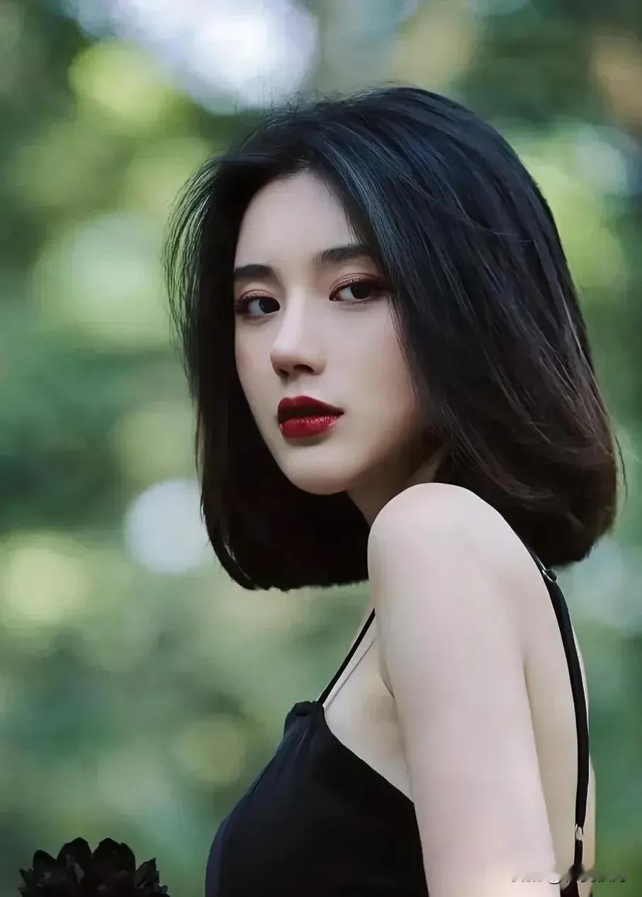 余秀华说:“离婚、分手，无非就是换个人谈感情，把衣服脱给另一个人看，新鲜感过后，