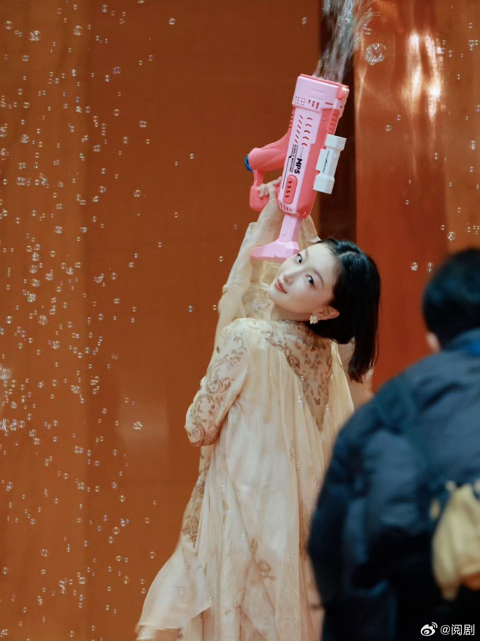 周冬雨不做演员想去养驴周五晚高疯 别人转行都想做轻松体面的，周冬雨直接瞄准养驴，
