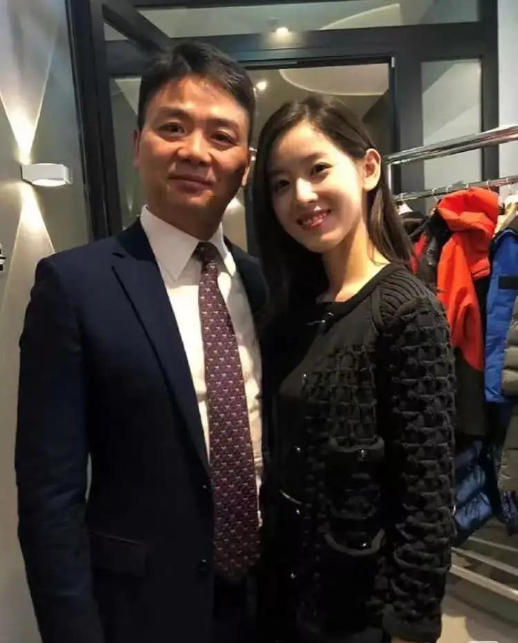 现在终于懂刘强东了！章泽天哪都好，却有个“要命”的优点——优秀到让人挪不开眼。