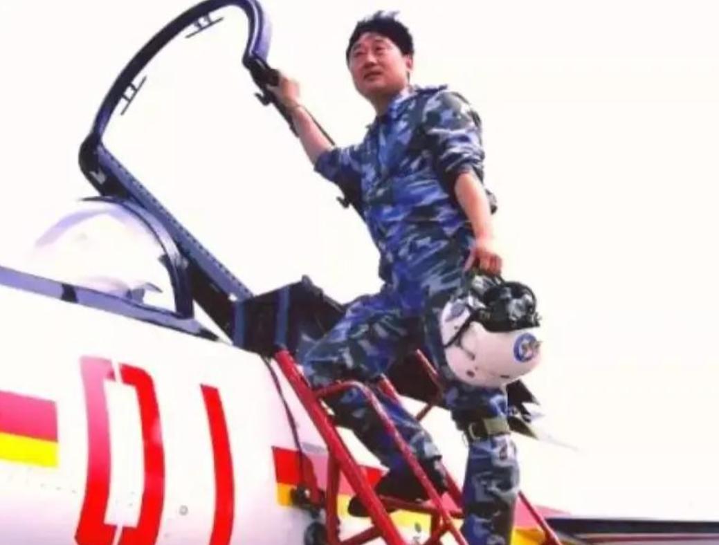 1992年，一架歼-7X试飞时连续两次空中停车，雷强认为是发动机问题，可设计师坚