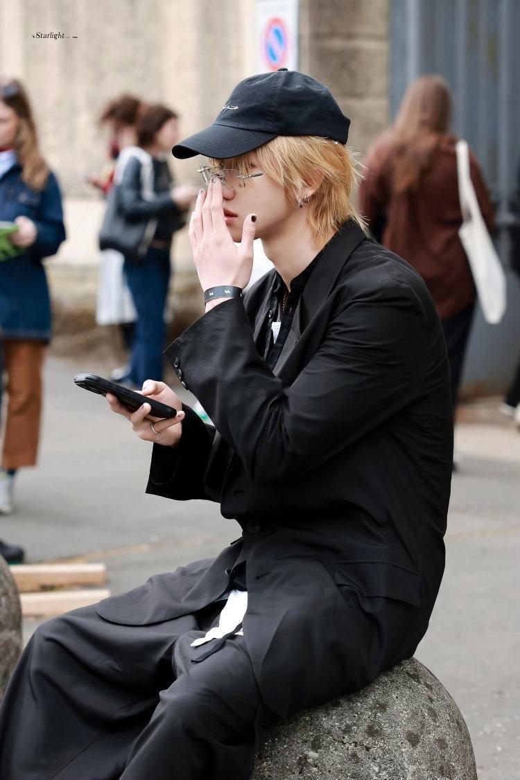 徐明浩首个米兰设计周艺人 徐明浩这个造型太对味了，黑色廓形外套加无框眼镜清冷又高