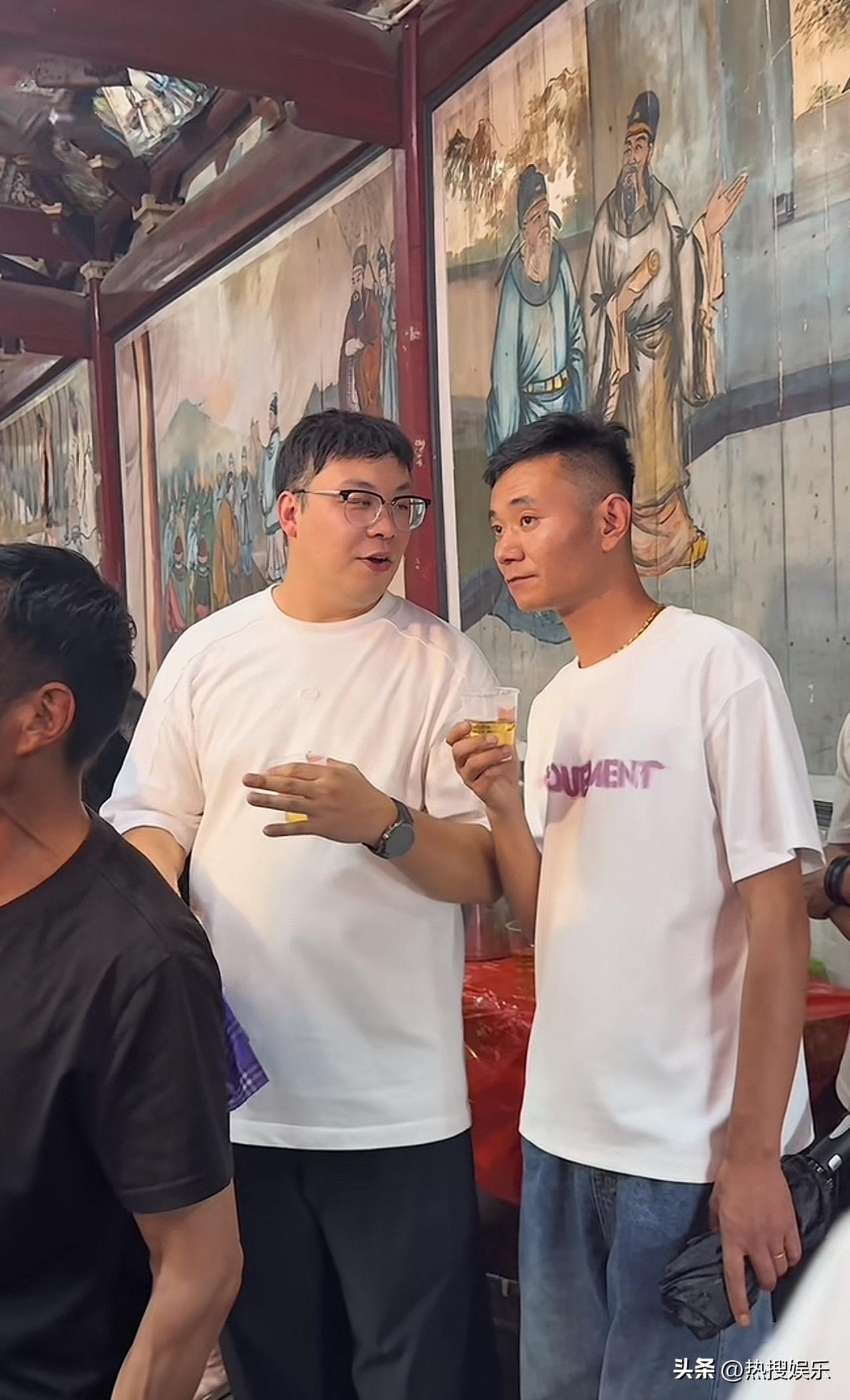 厉怀远
和他的大哥站一块
其实，仔细看两个人面相还是挺相似的，都属于老实本分的人