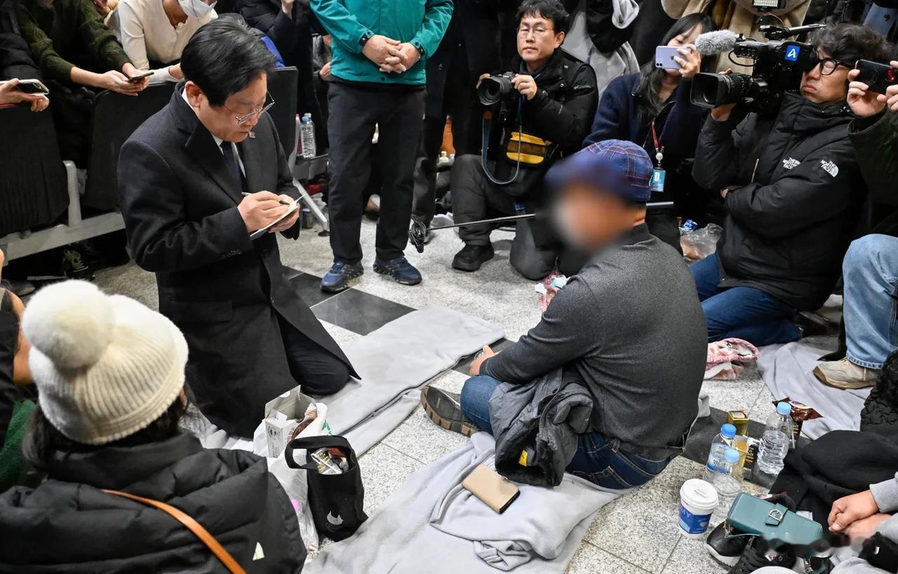 太尴尬了！李在明竟然遭到了韩国空难遇难者家属的反转怒批。韩国最大在野党党首李在明