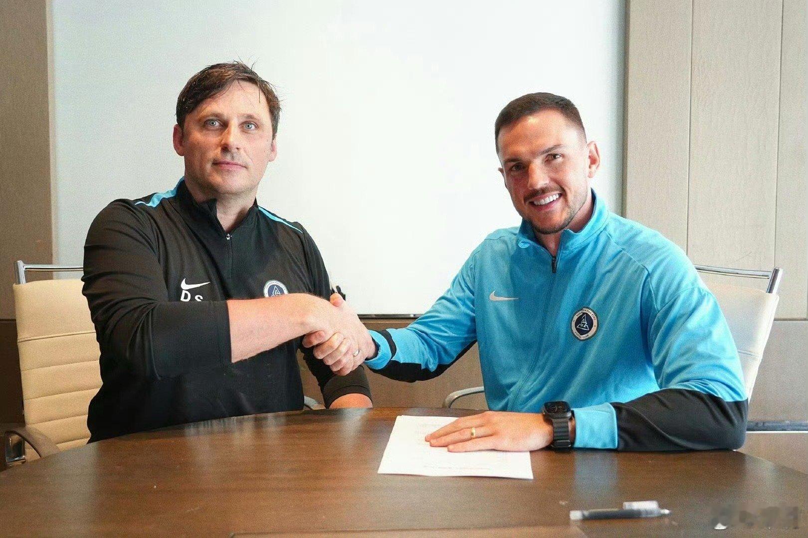 那年今天 一年前的今天，白蒂续约不过白蒂除了踢球一言难尽，球场下的他非常友善，诚