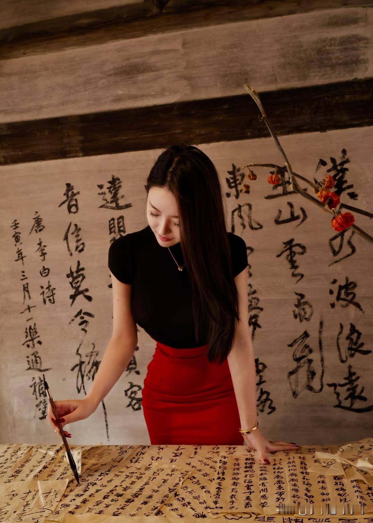 没过正月都是年[心]
还是要点红色元素才喜庆[福]
穿上非常喜欢的红裙子，年的气