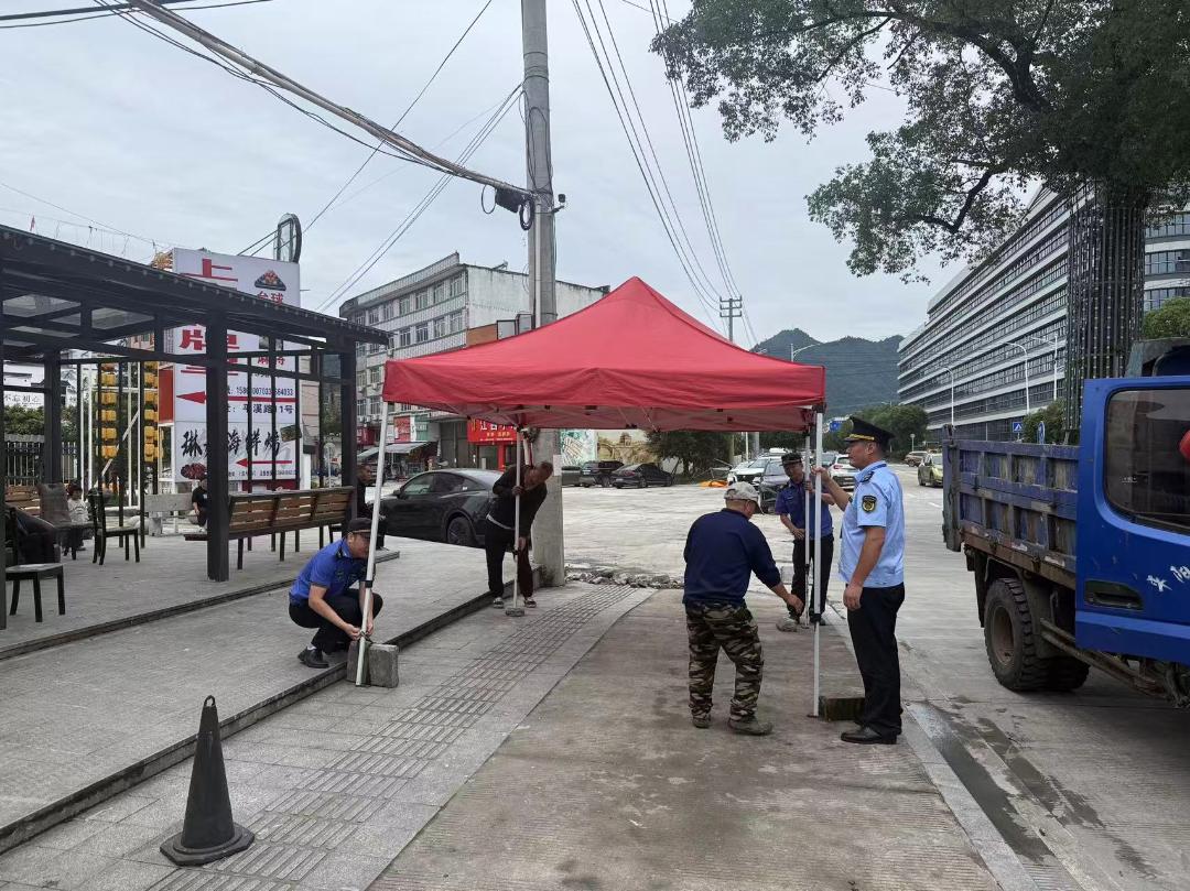 平阳路边，这些摆摊的别乱来！

为优化麻园工业区营商环境，消除道路安全隐患，近日