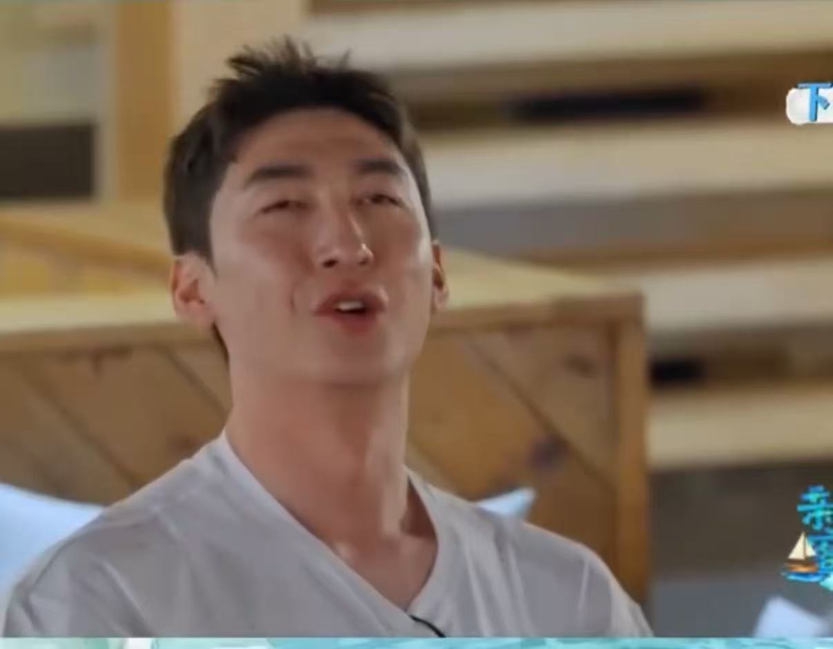 武大靖腰伤曾爬着上厕所亲爱的客栈武大靖在综艺中透露，退役那一刻孤独感袭来，被称“