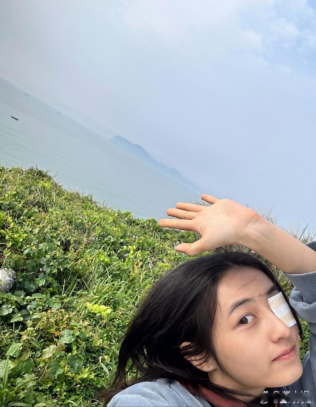 张子枫这画风也太让人惊喜了！完全打破以往印象，新鲜又吸睛，还是头一次见这般模样～