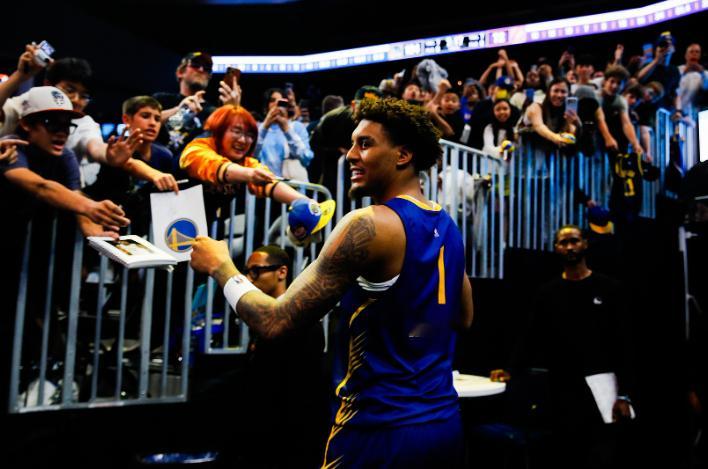 NBA赌城夏季联赛，勇士104-79大胜雷霆。赛后，勇士11号秀伦德博格在接受采