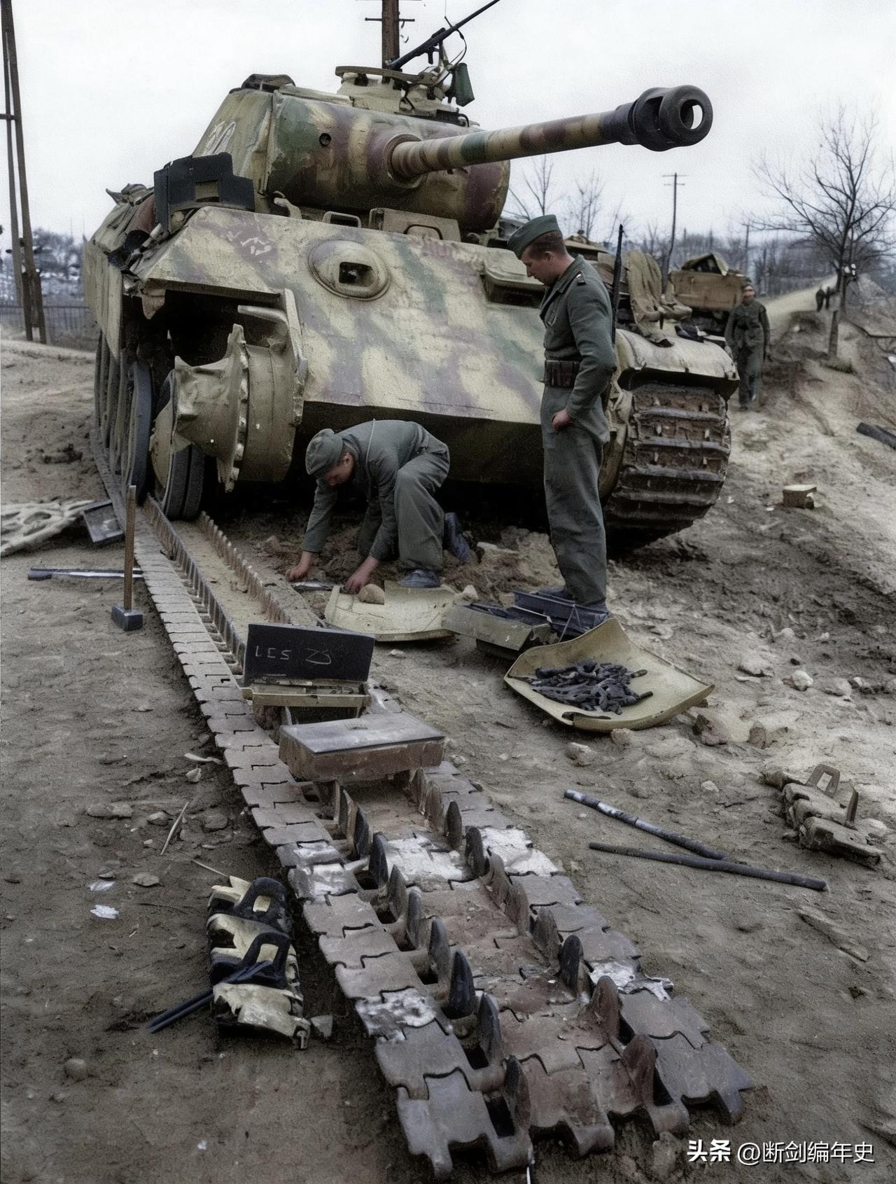 “黑豹”坦克战地抢修，时间大概是1944-1945年间。

历史 历史老照片 二