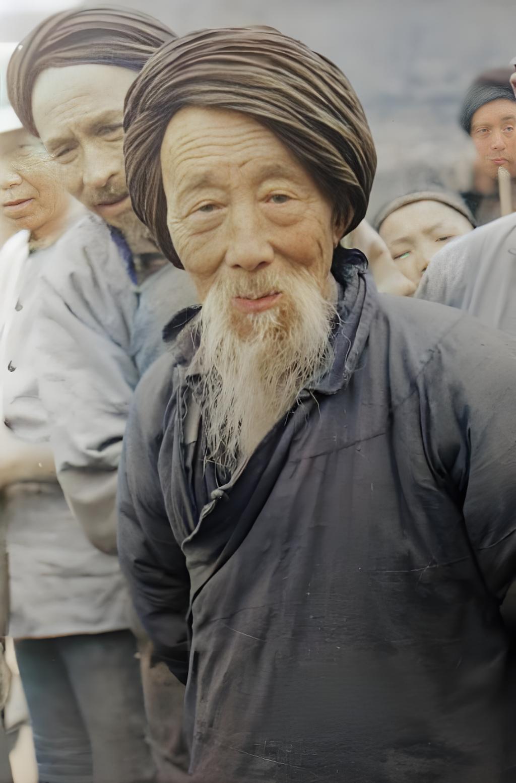 这是1944年拍摄于山西省的老年男子肖像照。画面中老人头戴传统头巾，留着长胡须，