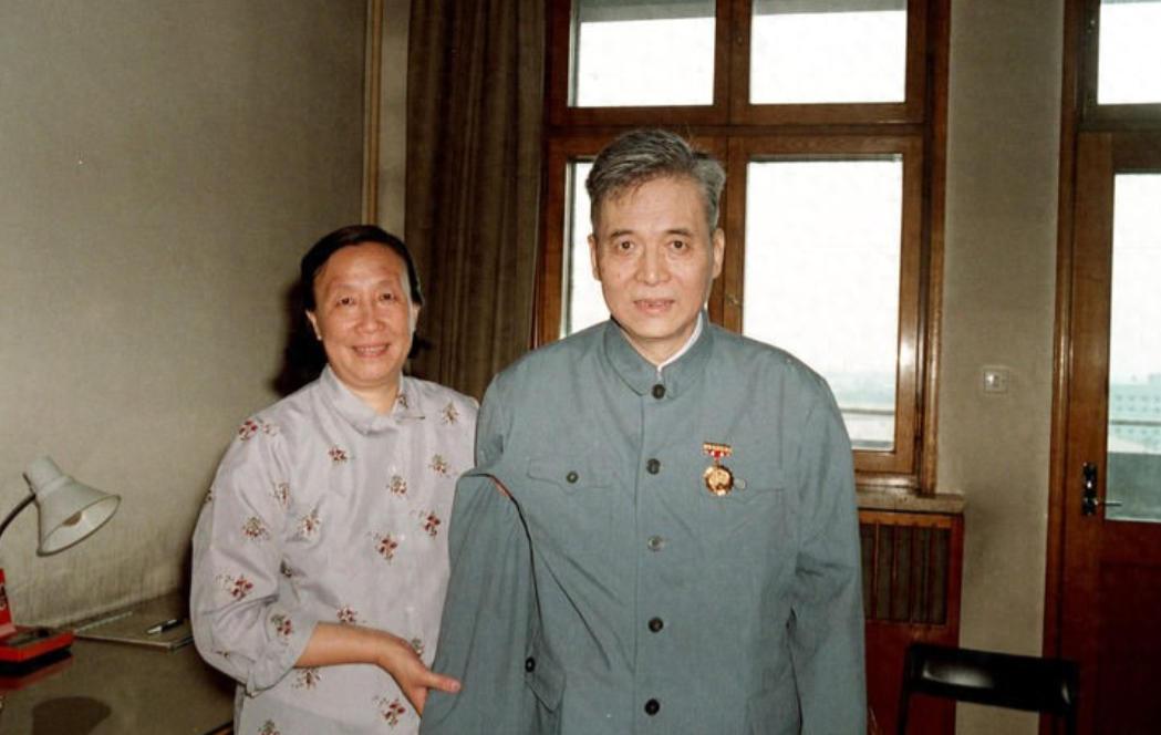 1986年7月，邓稼先浑身大出血，死状惨烈，而在离世之前，他拉着妻子的手，深情地