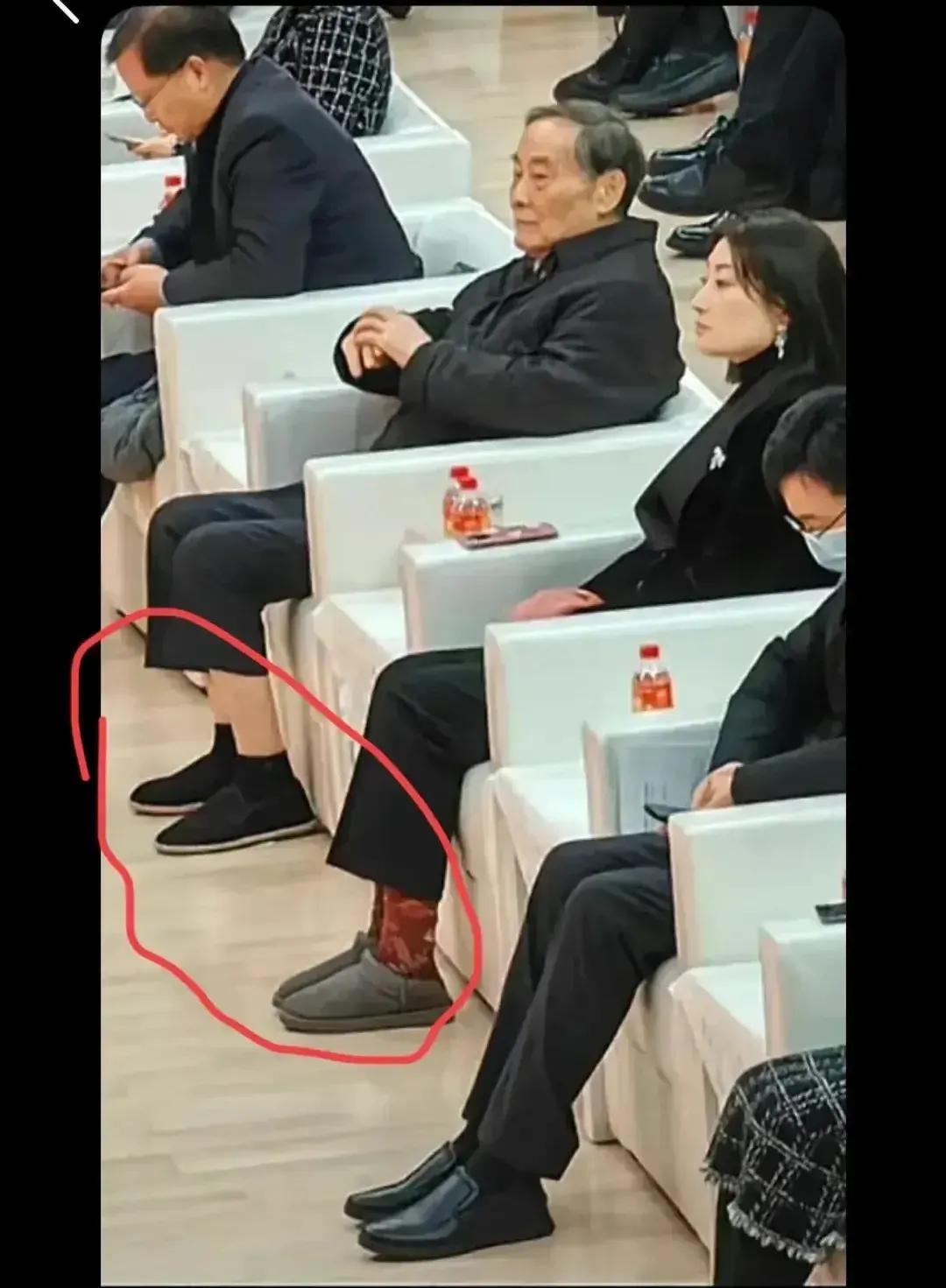宗老和娃哈哈的二代领导人，都非常低调！
仔细看，他们穿的是布鞋，保暖鞋！
周边的