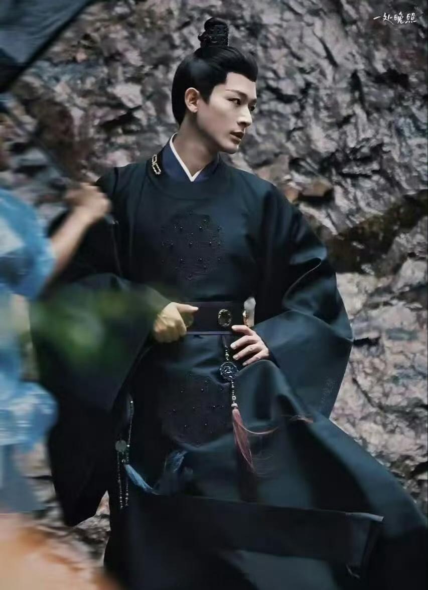 #张晚意扶腰带那一下#叉腰王爷[doge] ​​​