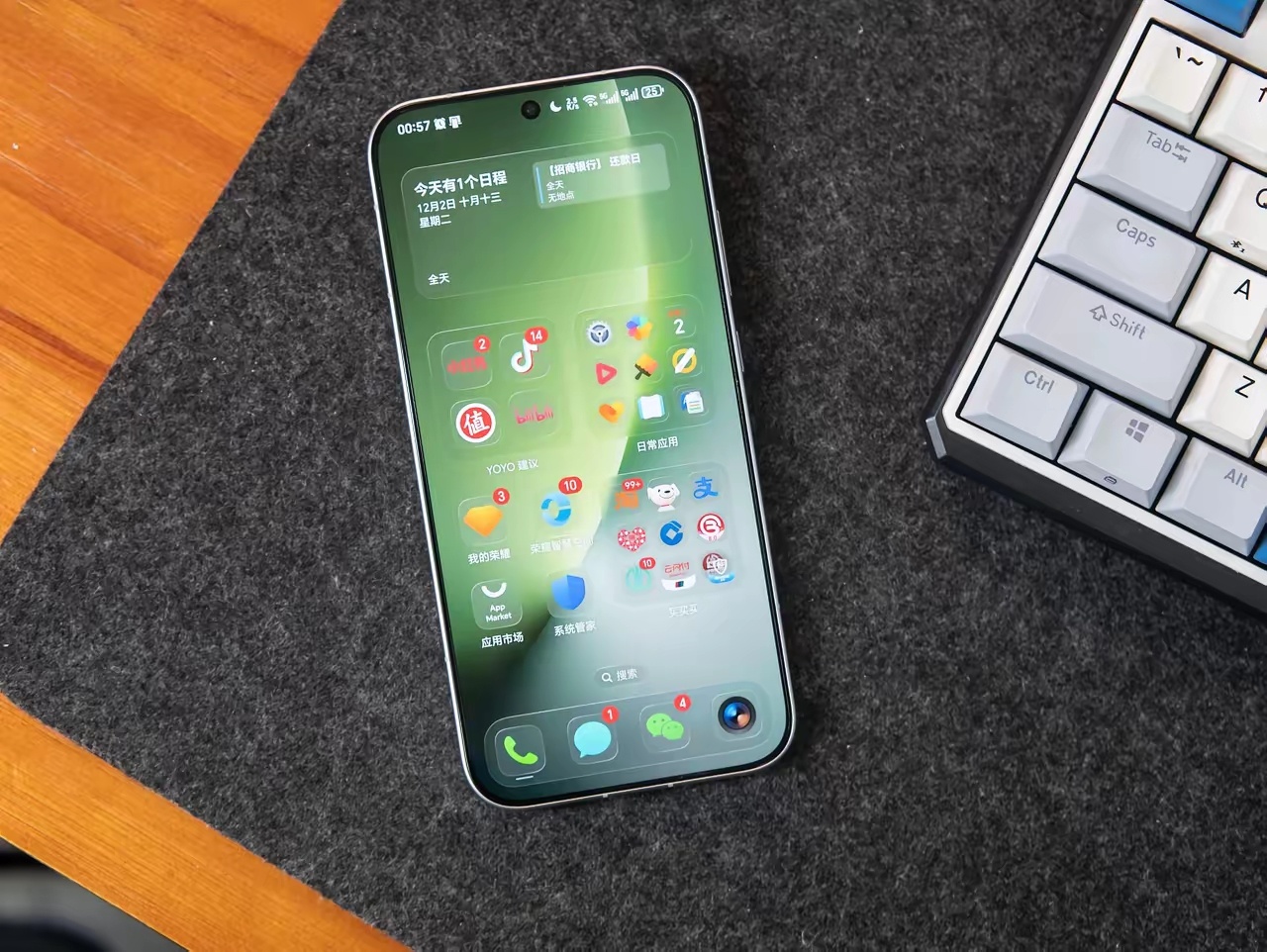 用荣耀Magic8雪域白有一阵子了，从上下班通勤到拍照修图，它一直没让我失望。颜