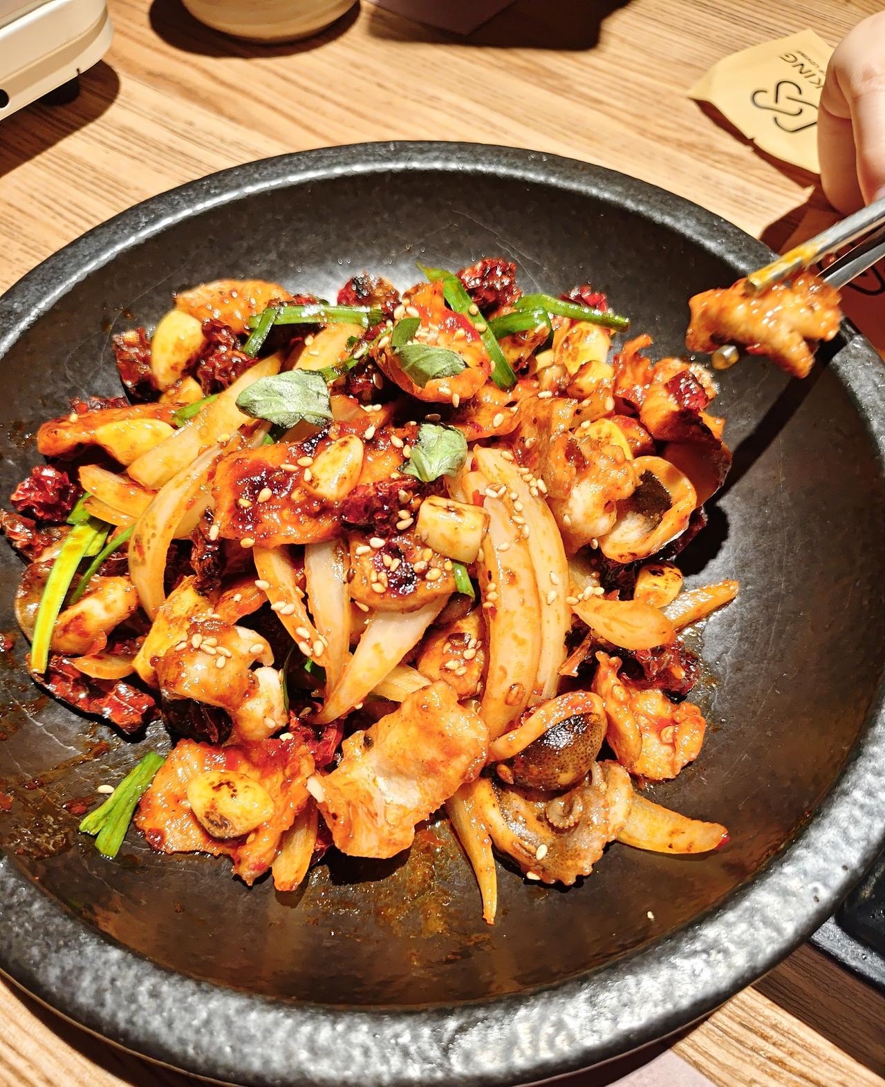 在武汉吃饭真的不太贵，商场里各个餐厅生意都特别好，有些店预约吃饭的排成长龙。
