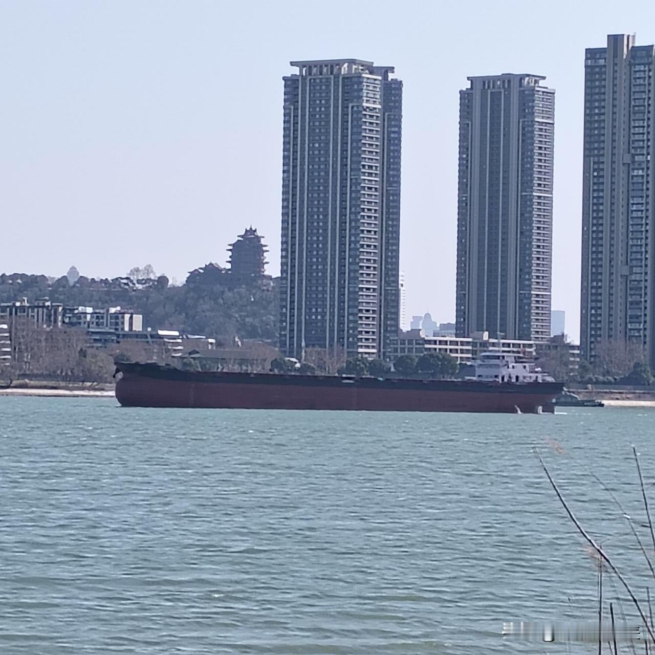 南京。好好的阅江楼。废了。
号称长江四大名楼。
被高层建筑挡的严严实实。
阅什么