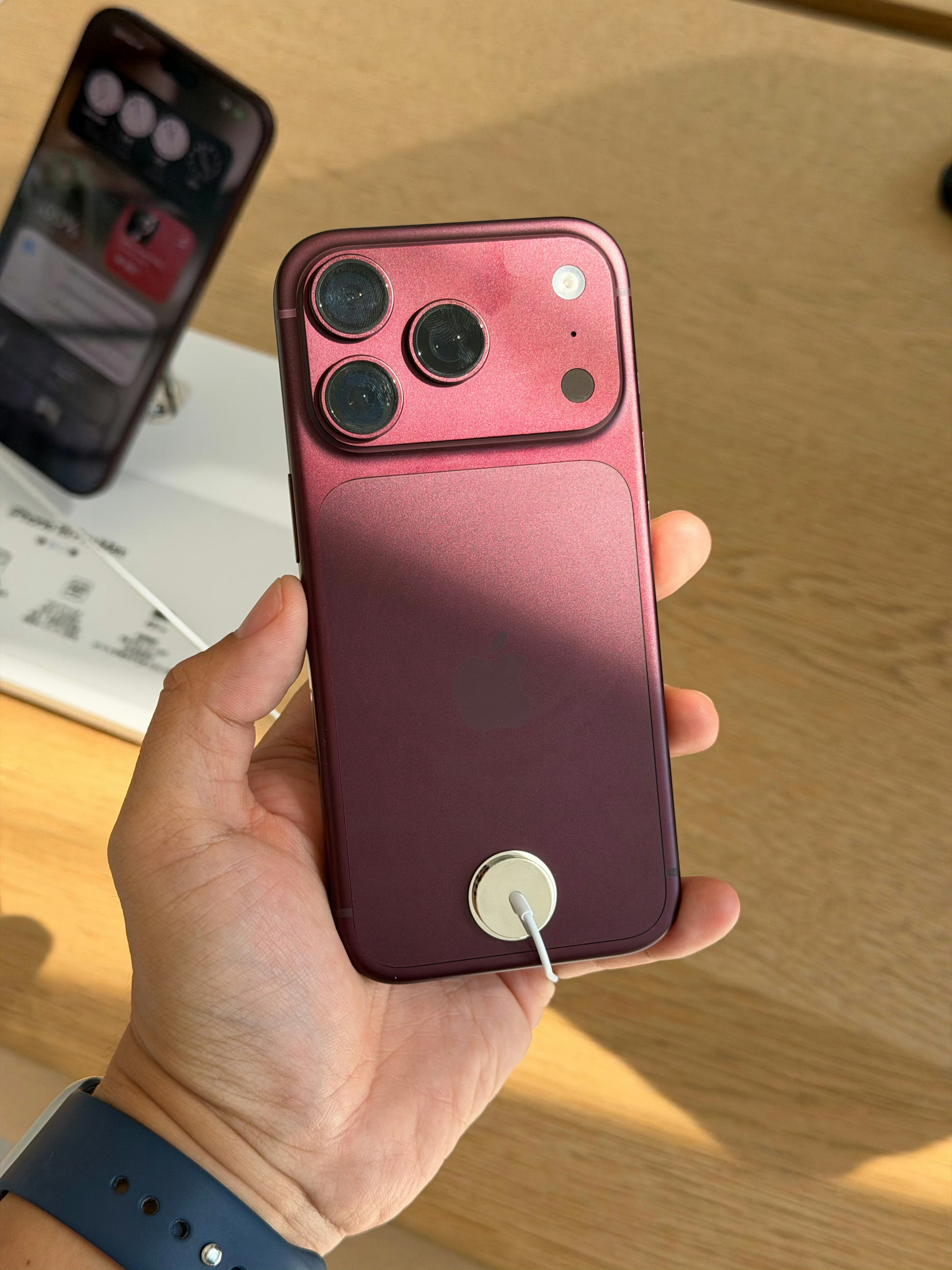 iPhone18 Pro Max真机，四款颜色，最受欢迎的是勃艮第红和冰川蓝，看