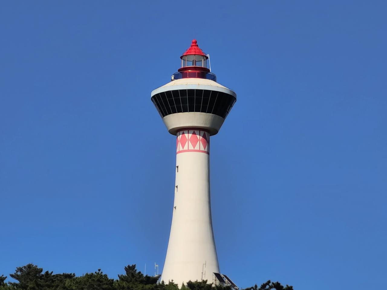 九丈崖坐落于山东烟台市北长山岛西北角，隶属长岛（长山列岛）景区，是国家4A级景区