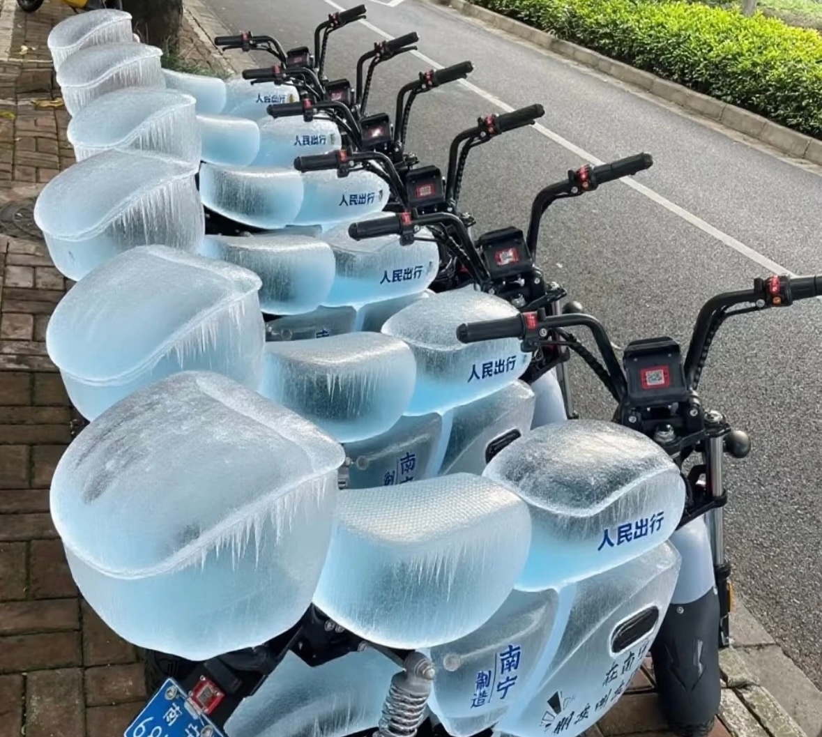 Ai有点野了吧？大夏天的，共享单车直接变共享“冰车”，看着有点凉快……… ​​​