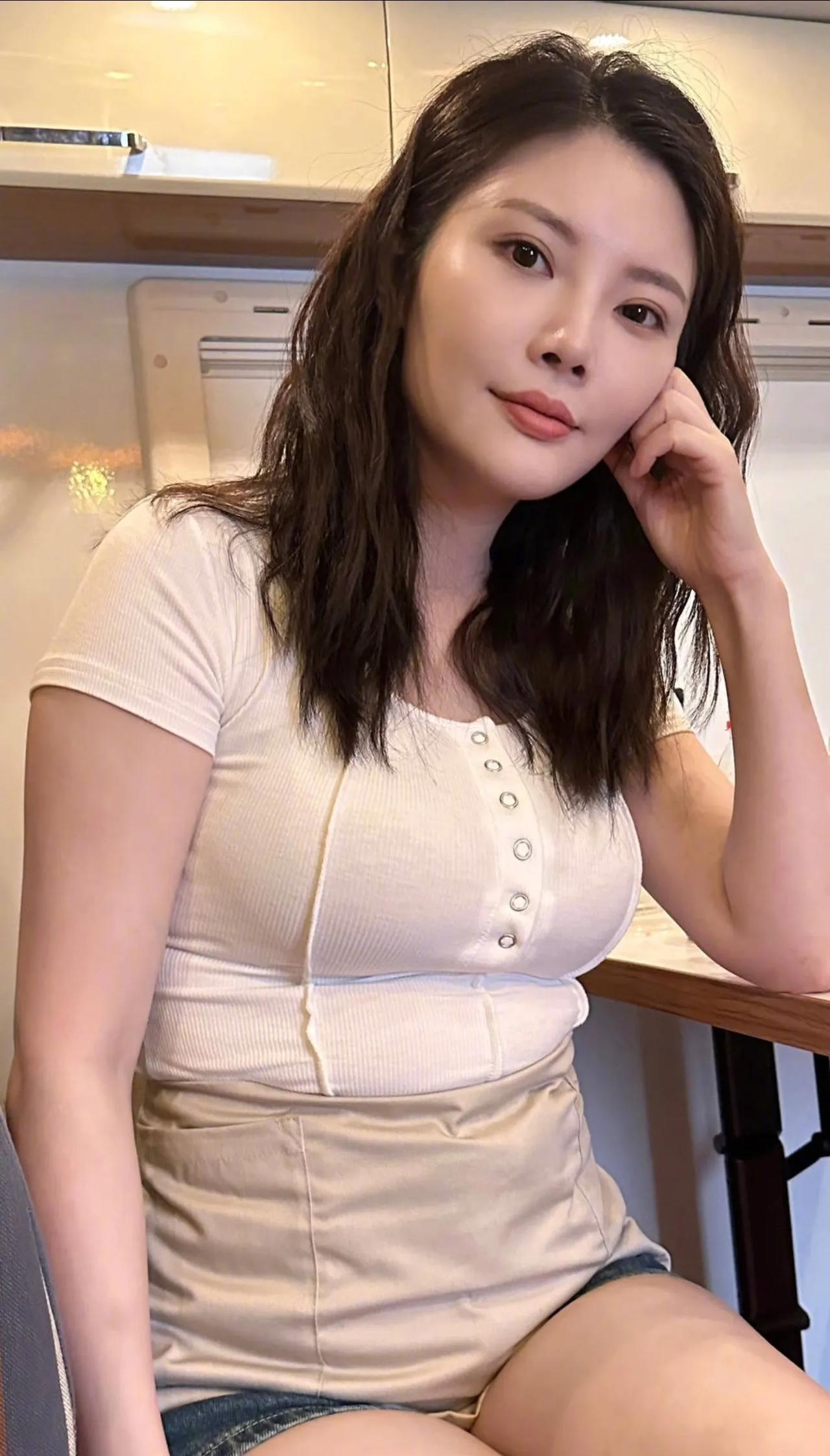 女星徐冬冬大方展示自己的小肚子，坦言不觉得这是自己的羞辱。
挺好的，女明星就应该