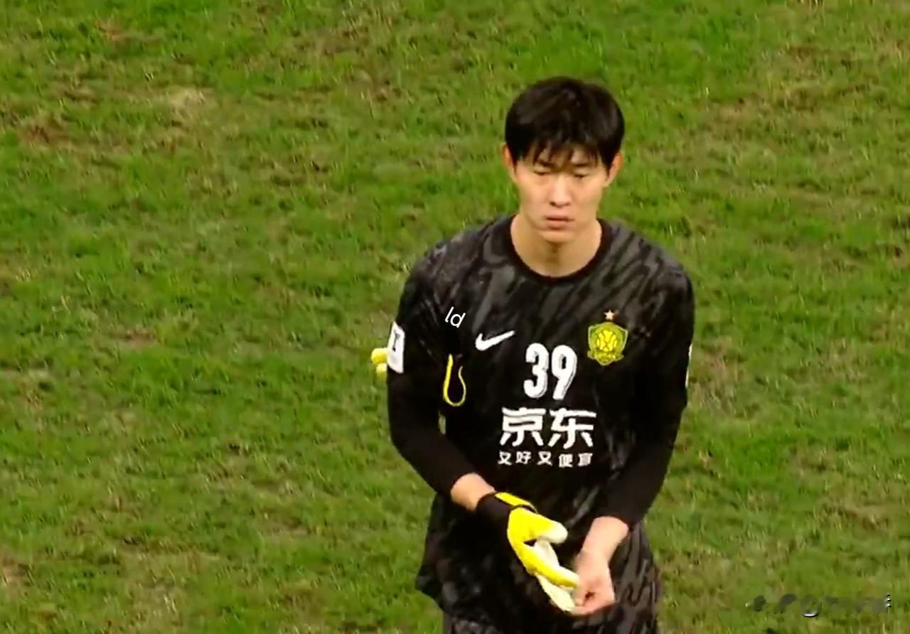 国安门将张健智差点挖坑！

国安和大埔的上半场比赛结束，两队暂时战成0-0，虽然