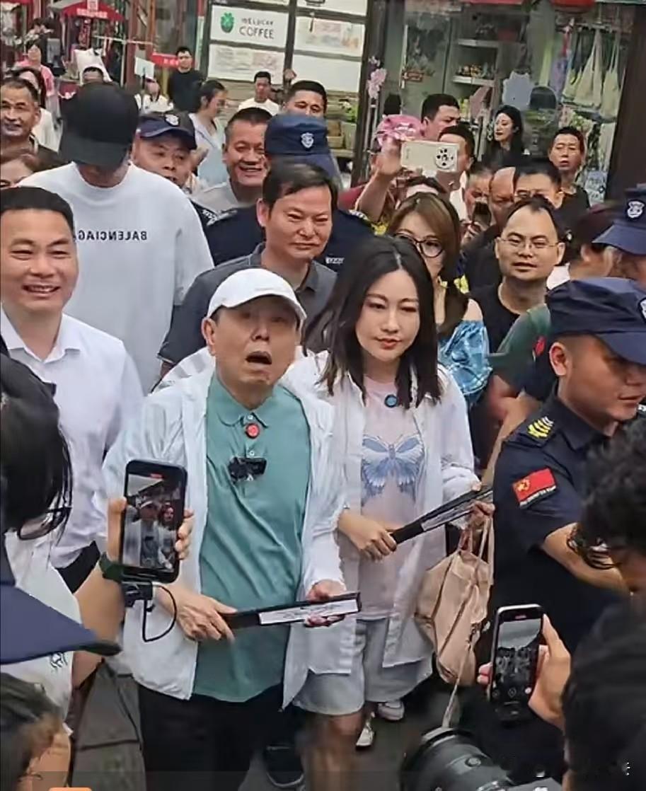 近日，在女儿潘阳及一众保镖的前呼后拥之下，当代表演艺术大师潘长江现身南方某城市，