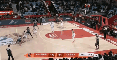 委屈的娃，总想证明家长是错的！
曾繁日无论什么时候，面对广东队的内线，总有灵光一