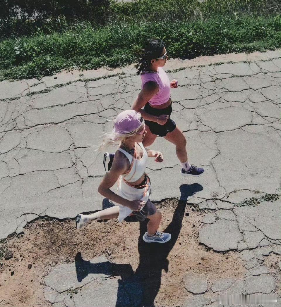 萨门开跑马拉松正式开跑啦！选手们在美丽的赛道上奋力奔跑，用汗水诠释热爱。加油，每